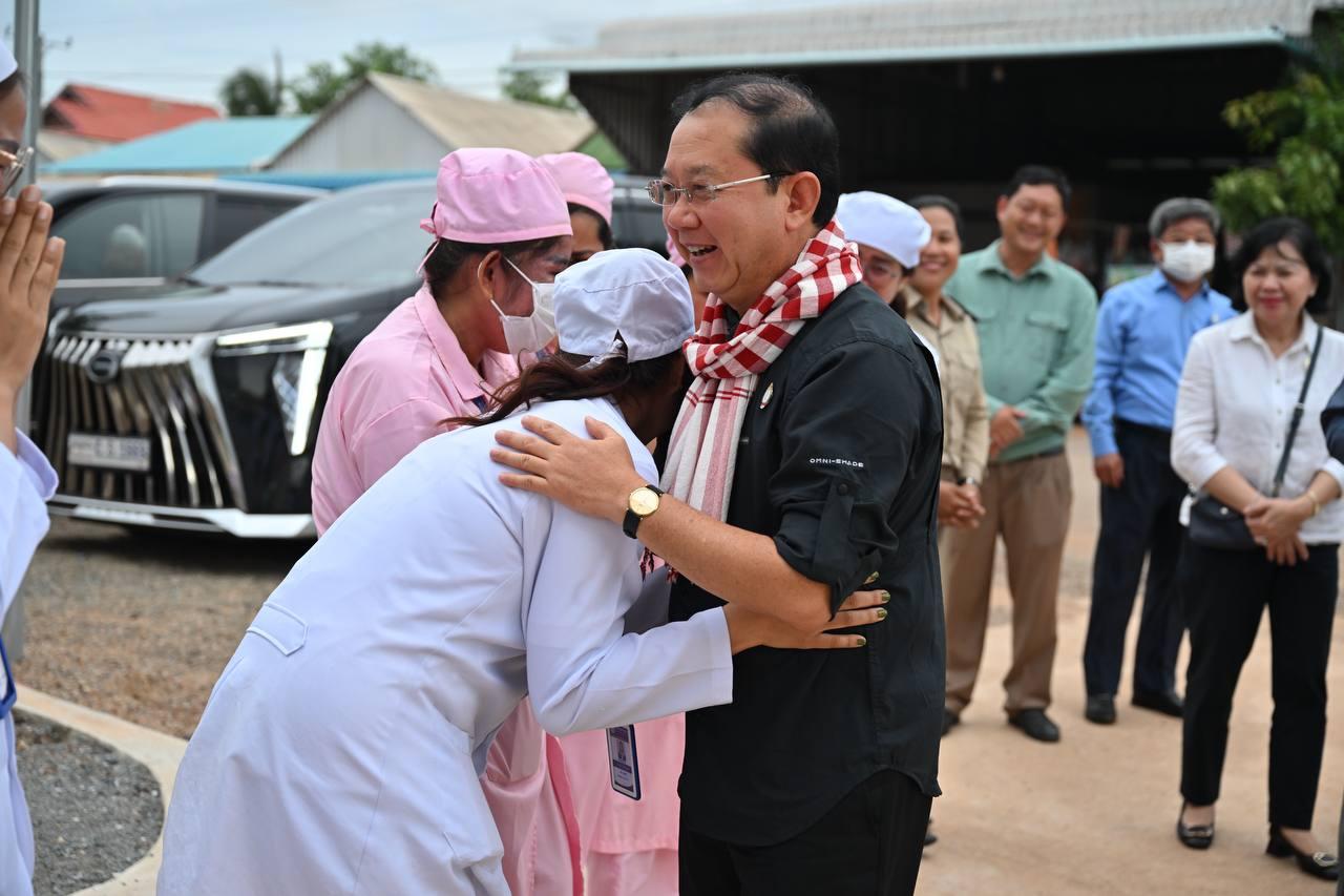 «សុខាភិបាលជាព្រលឹង និងបេះដូងតែមួយនៅគ្រប់ទីកន្លែង ហើយដោយទឹកចិត្តស្មោះស រីករាយបម្រើប្រជាជន» សាររបស់រដ្ឋមន្រ្តីសុខាភិបាល ក្នុងឱកាសចុះពិនិត្យការបម្រើសេវានៅមណ្ឌលសុខភាពស្វាយជុក ខេត្តកំពង់ឆ្នាំង