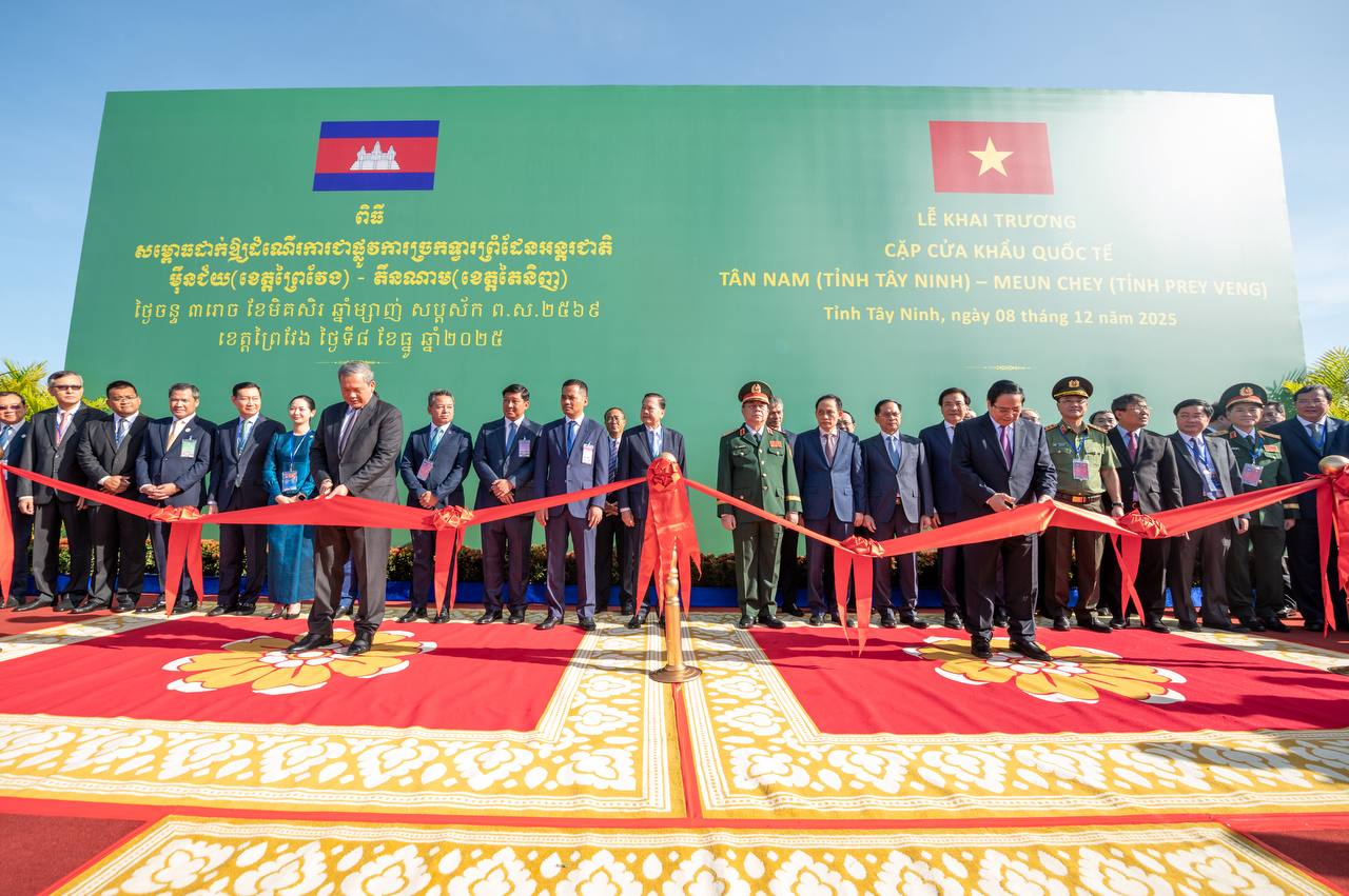 ឯកឧត្តមសាស្រ្តាចារ្យ ឈាង រ៉ា រដ្ឋមន្រ្តីក្រសួងសុខាភិបាល បានអញ្ជើញចូលរួមក្នុងពិធីសម្ពោធដាក់ឱ្យដំណើរការជាផ្លូវការ ច្រកទ្វារព្រំដែនអន្តរជាតិម៉ឺនជ័យ ខេត្តព្រៃវែង-តឹនណាម ខេត្តតៃនិញ ក្រោមអធិបតីភាពដ៏ខ្ពង់ខ្ពស់ សម្តេចមហាបវរធិបតី ហ៊ុន ម៉ាណែត នាយករដ្ឋមន្រ្តី នៃព្រះរាជាណាចក្រកម្ពុជា រួមជាមួយ ឯកឧត្តម ផាម មិញ ជិញ (Pham Minh Chinh) នាយករដ្ឋមន្រ្តីនៃសាធារណរដ្ឋសង្គមនិយមវៀតណាម។