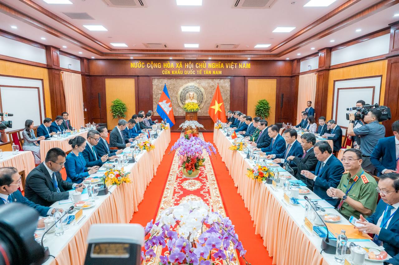 ឯកឧត្តមសាស្រ្តាចារ្យ ឈាង រ៉ា រដ្ឋមន្រ្តីក្រសួងសុខាភិបាល បានអមដំណើរ សម្តេចមហាបវរធិបតី ហ៊ុន ម៉ាណែត នាយករដ្ឋមន្រ្តី នៃព្រះរាជាណាចក្រកម្ពុជា ក្នុងជំនួបទ្វេភាគី និងពិភាក្សាការងារជាមួយ ឯកឧត្តម ផាម មិញ ជិញ (Pham Minh Chinh) នាយករដ្ឋមន្រ្តី នៃសាធារណរដ្ឋសង្គមនិយមវៀតណាម ក្នុងឱកាសចូលរួមពិធីសម្ភោធដាក់ឱ្យប្រើប្រាស់ ជាផ្លូវការច្រកទ្វារព្រំដែនម៉ឺនជ័យ នៃខេត្តព្រៃវែង - តឹនណាម នៃខេត្តតៃនិញ។   ខេត្តព្រៃវែង៖ ព្រឹកថ្ងៃចន្ទ ទី៨ ខែធ្នូ ឆ្នាំ២០២៥