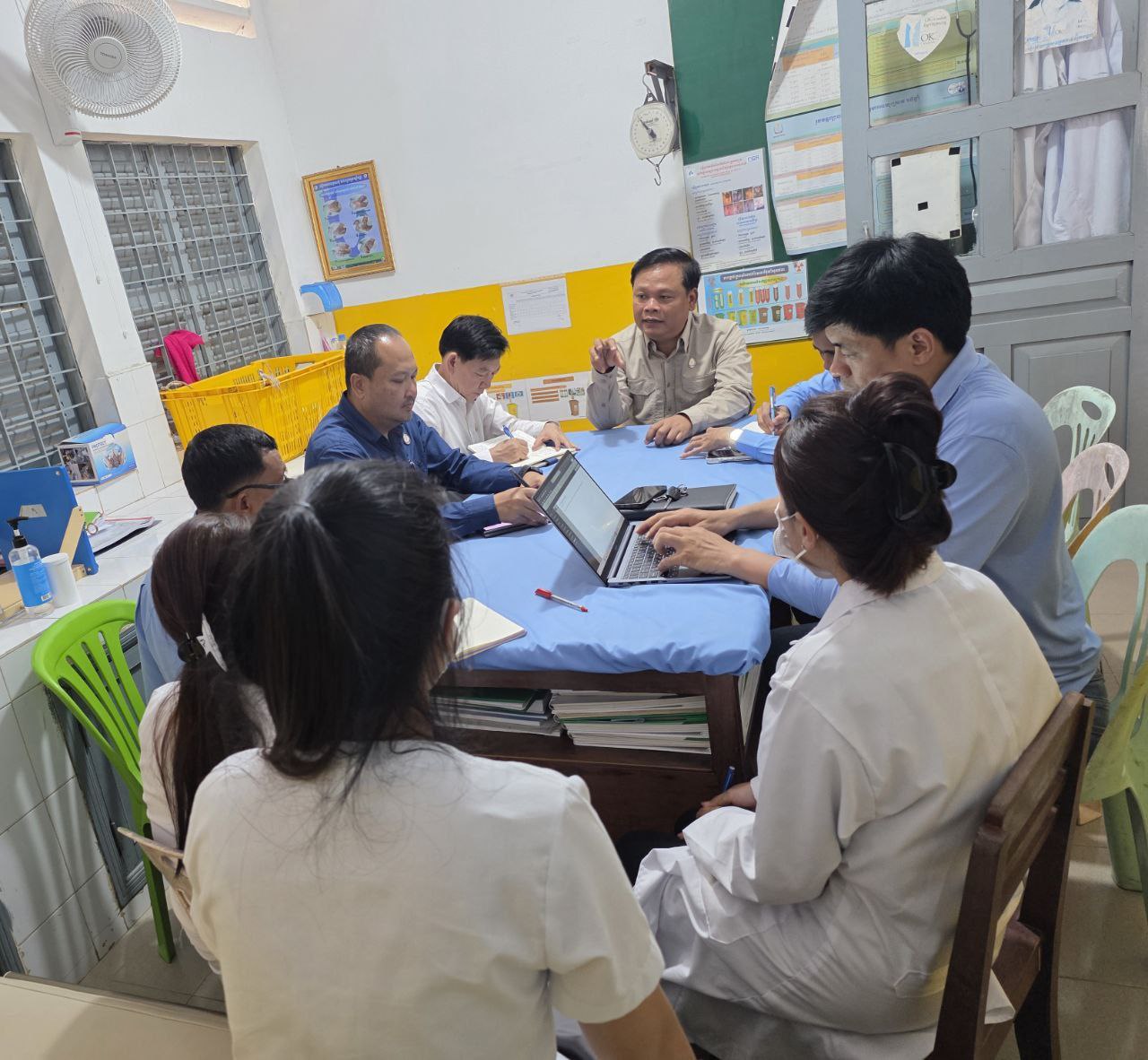 ក្រោមការយកចិត្តទុកដាក់ និងដោយតម្កល់អាទិភាពខ្ពស់បំផុតអំពីបេសកកម្មព្រំដែន ពីឯកឧត្តមសាស្រ្តាចារ្យរដ្ឋមន្រ្តីសុខាភិបាល ថ្នាក់ដឹកនាំក្រសួងសុខាភិបាល បន្តរៀបចំការអនុវត្តន៍ចុះជួយគាំទ្រ ទាំងកម្រឹតបច្ចេកទេស និងដឹកនាំ ជាមួយការរៀបចំក្រុមការងារប្តូរវេន ចុះពិនិត្យ វឌ្ឍនភាពស្ថានភាពការងារ និងផ្តល់ការបម្រើសេវាថែទាំសុខភាព ពិនិត្យព្យាបាល សង្គ្រោះអាយុជីវិត ជូនប្រជាពលរដ្ឋ និងប្រជាជនភៀសសឹក។