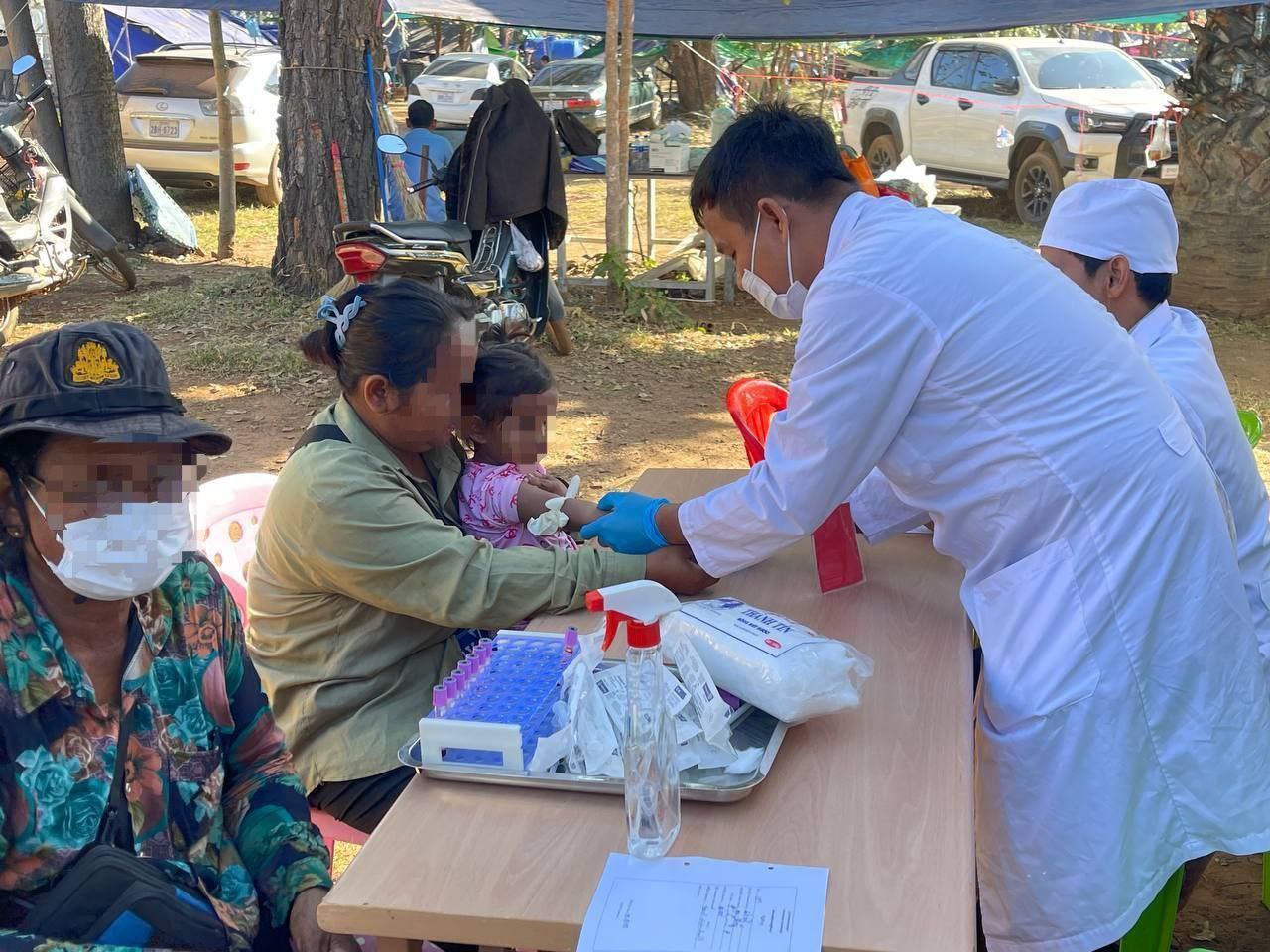 ក្រុមគ្រូពេទ្យ និងបុគ្គលិកសុខាភិបាល កំពុងបន្តសកម្មភាពយ៉ាងសស្រាក់សស្រាំ និងយកចិត្តទុកដាក់ខ្ពស់  នៅតាមគោលដៅប្រចាំរបស់ខ្លួន ក្នុងការពិនិត្យសុខភាព