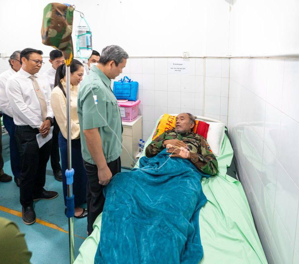 ថ្ងៃនេះរួមជាមួយនិងភរិយា​ ជួបសួរសុខទុក្ខបងប្អូន វីរកងទ័ព និងវីរនគរបាលដែលរងរបួសក្នុងសមរភូមិ​ និងបានបញ្ជូនមកសម្រាកព្យាបាលបន្តនៅតាមមន្ទីរពេទ្យក្នុងរាជធានីភ្នំពេញ។