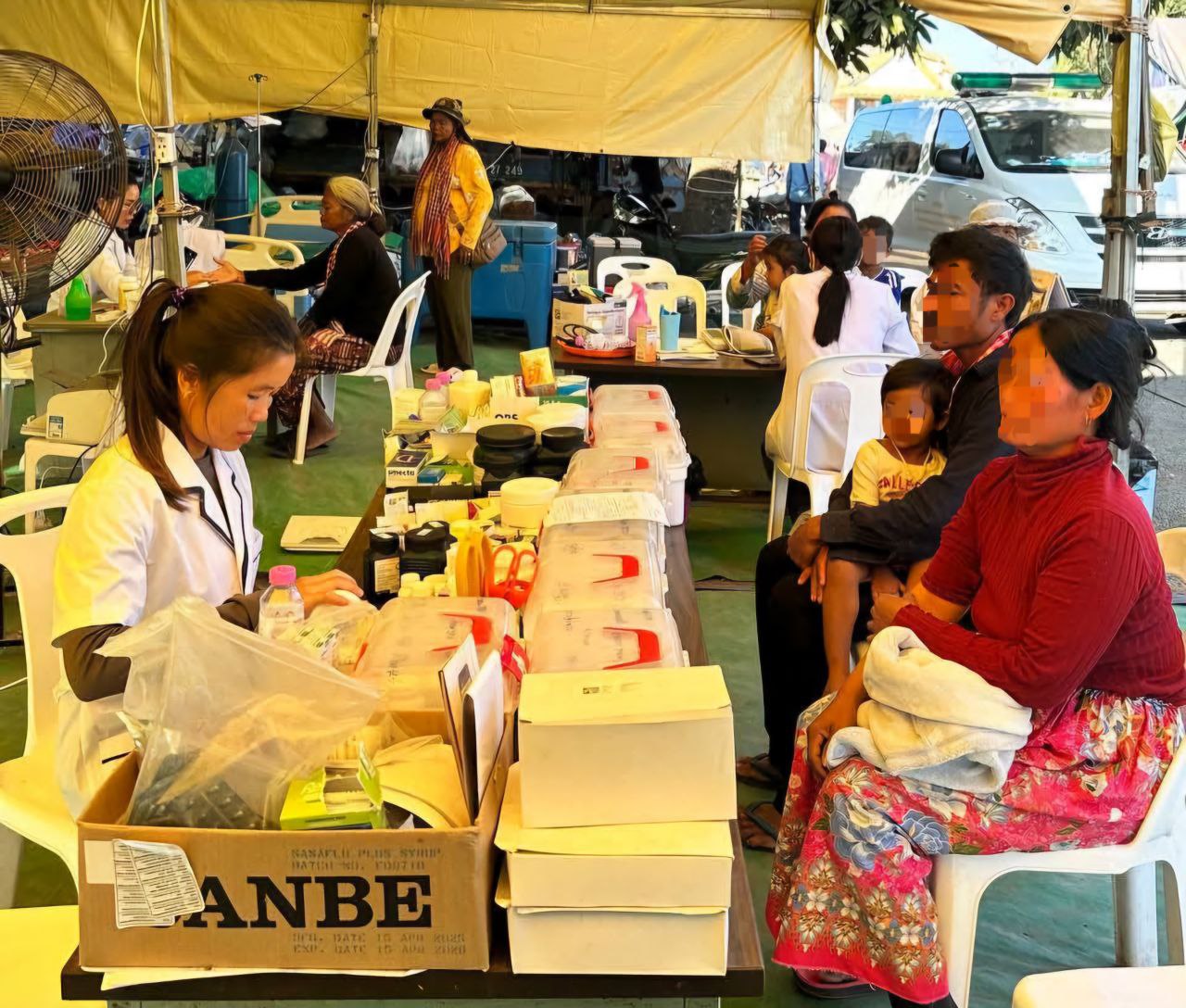 សកម្មភាពក្រុមគ្រូពេទ្យ មន្រ្តី និងបុគ្គលិកសុខាភិបាល នៅមណ្ឌលសុវត្ថិភាព កំពុងបំពេញភារកិច្ចរបស់ខ្លួនយ៉ាងខ្ជាប់ខ្ជួន និងយកចិត្តទុកដាក់បំផុត ក្នុងការបម្រើសេវាសុខាភិបាល ជូនប្រជាពលរដ្ឋ