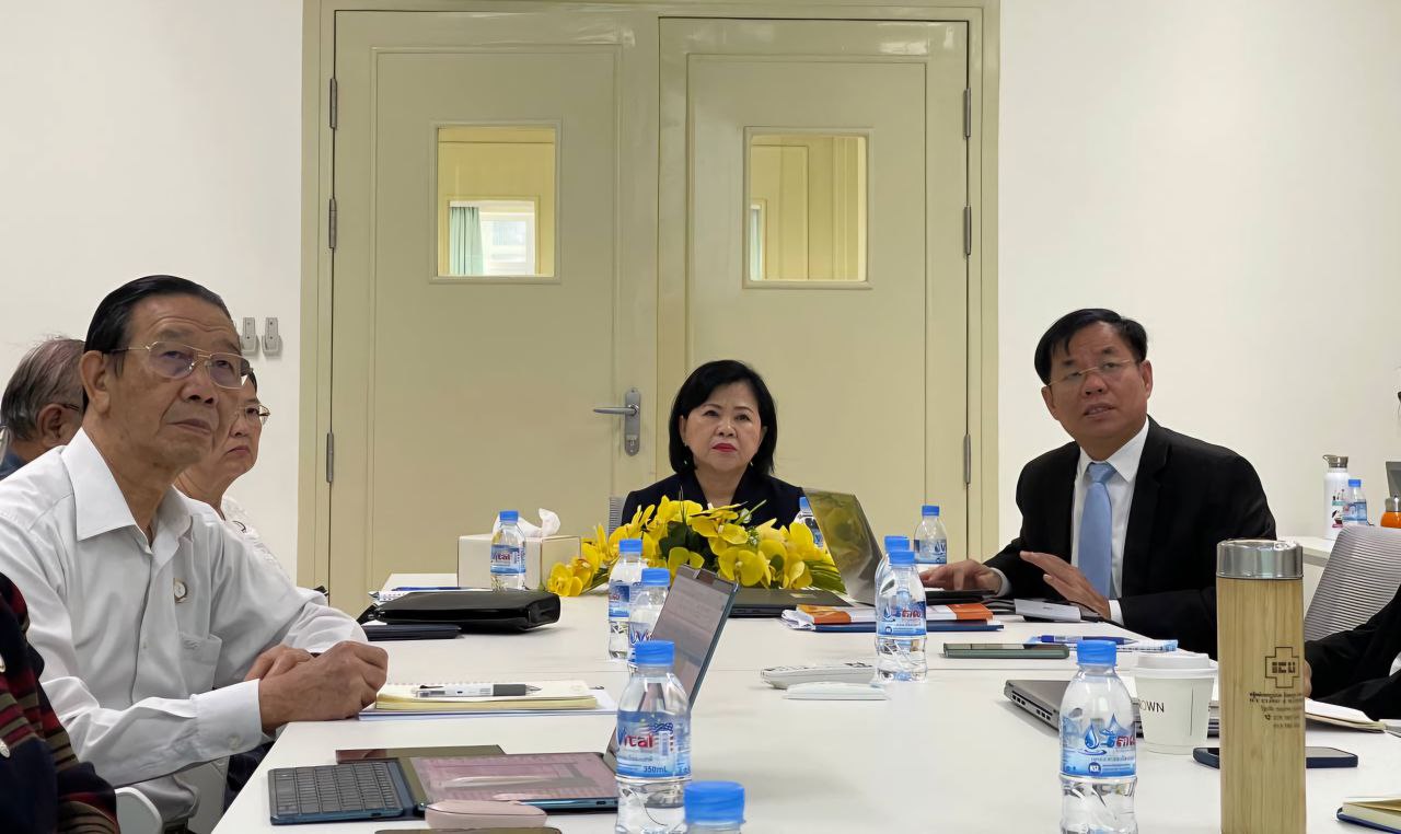 កិច្ចប្រជុំពិនិត្យឡើងវិញលើបទបង្ហាញ ស្តីពី COLPOSCOPY, THERMAL ABLASTION and LEEP ដែលបានធ្វើបច្ចុប្បន្នភាព សម្រាប់គ្រូបង្គោលបន្ទាប់ពីការបណ្តុះបណ្តាល REFRESHER TRAINING