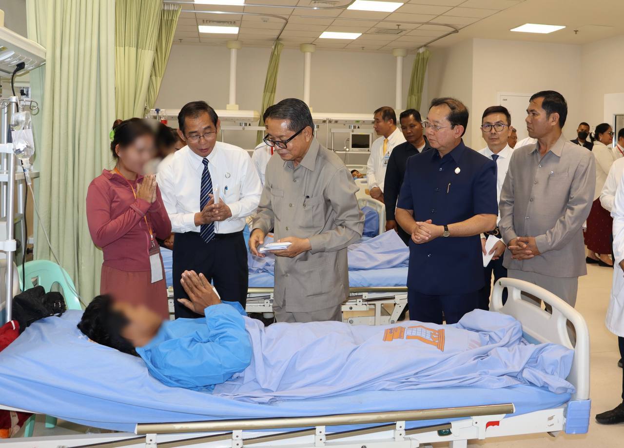 ឯកឧត្តមសាស្រ្តាចារ្យ ឈាង រ៉ា រដ្ឋមន្រ្តីក្រសួងសុខាភិបាល បានអញ្ជើញអមដំណើរ សម្តេចមហាមន្ត្រី គុយ សុផល ឧបនាយករដ្ឋមន្ត្រី រដ្ឋមន្ត្រីក្រសួងព្រះបរមរាជវាំង