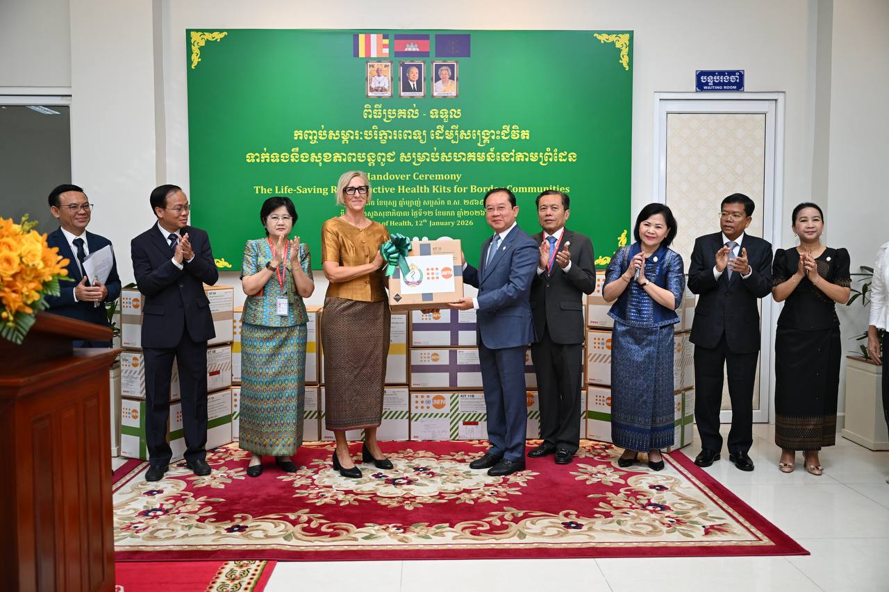 ពិធីប្រគល់-ទទួលកញ្ចប់សម្ភារបរិក្ខារពេទ្យ ដើម្បីសង្គ្រោះជីវិតទាក់ទងនឹងសុខភាពបន្តពូជសម្រាប់សហគមន៍នៅតាមព្រំដែន