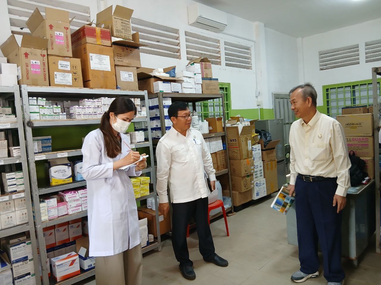 សកម្មភាពក្រុមការងារចុះត្រួតពិនិត្យការងារគ្រប់គ្រងឱសថ នៅមន្ទីរពេទ្យបង្អែកស្រុក មន្ទីរពេទ្យបង្អែកខេត្តកំពត និងការងារពង្រឹងគុណភាពការផ្ដល់សេវាសុខាភិបាលក្នុងមណ្ឌលសុខភាព