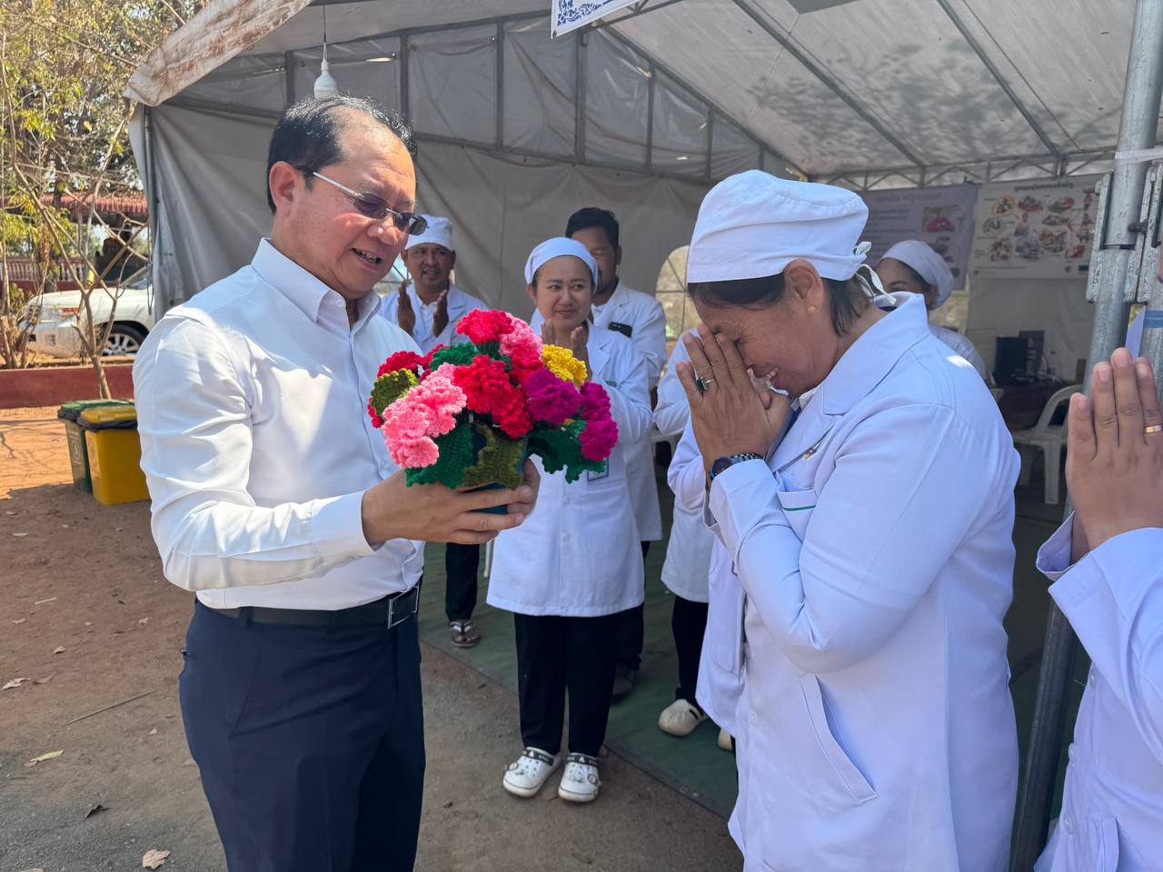 «ទោះបីក្នុងស្ថានភាពណា គ្រូពេទ្យតែងតែរក្សាភាពលំនឹង រក្សាភាពបុរេសកម្ម ដោយទឹកចិត្តមោះមុត និងការទទួលខុសត្រូវខ្ពស់ ក្នុងការបម្រើសេវាថែទាំសុខភាពជូនប្រជាពលរដ្ឋគ្រប់ទីកន្លែង»