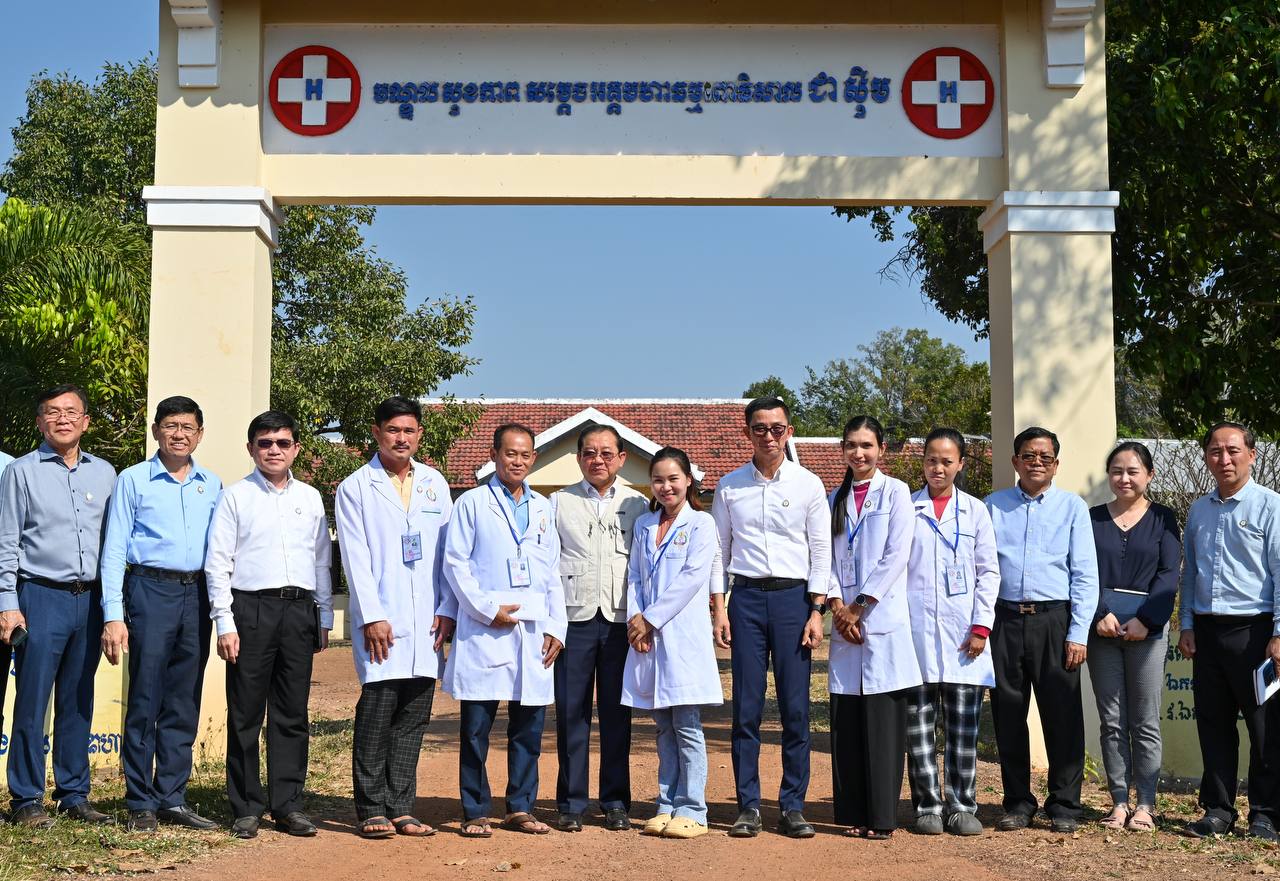 រដ្ឋមន្រ្តីសុខាភិបាល៖ «កោតសរសើរនូវវីរភាពក្លាហាន ស្មារតីរឹងមាំ ឆន្ទះមោះមុតក្នុងការបម្រើសេវាជូនប្រជាពលរដ្ឋ» ក្នុងឱកាសចុះពិនិត្យផ្ទាល់នៅ មណ្ឌលសុខភាពសម្តេចអគ្គមហាធម្មពោធិសាល ជាស៊ីម ជាប់ព្រំដែនកម្ពុជា-ថៃ