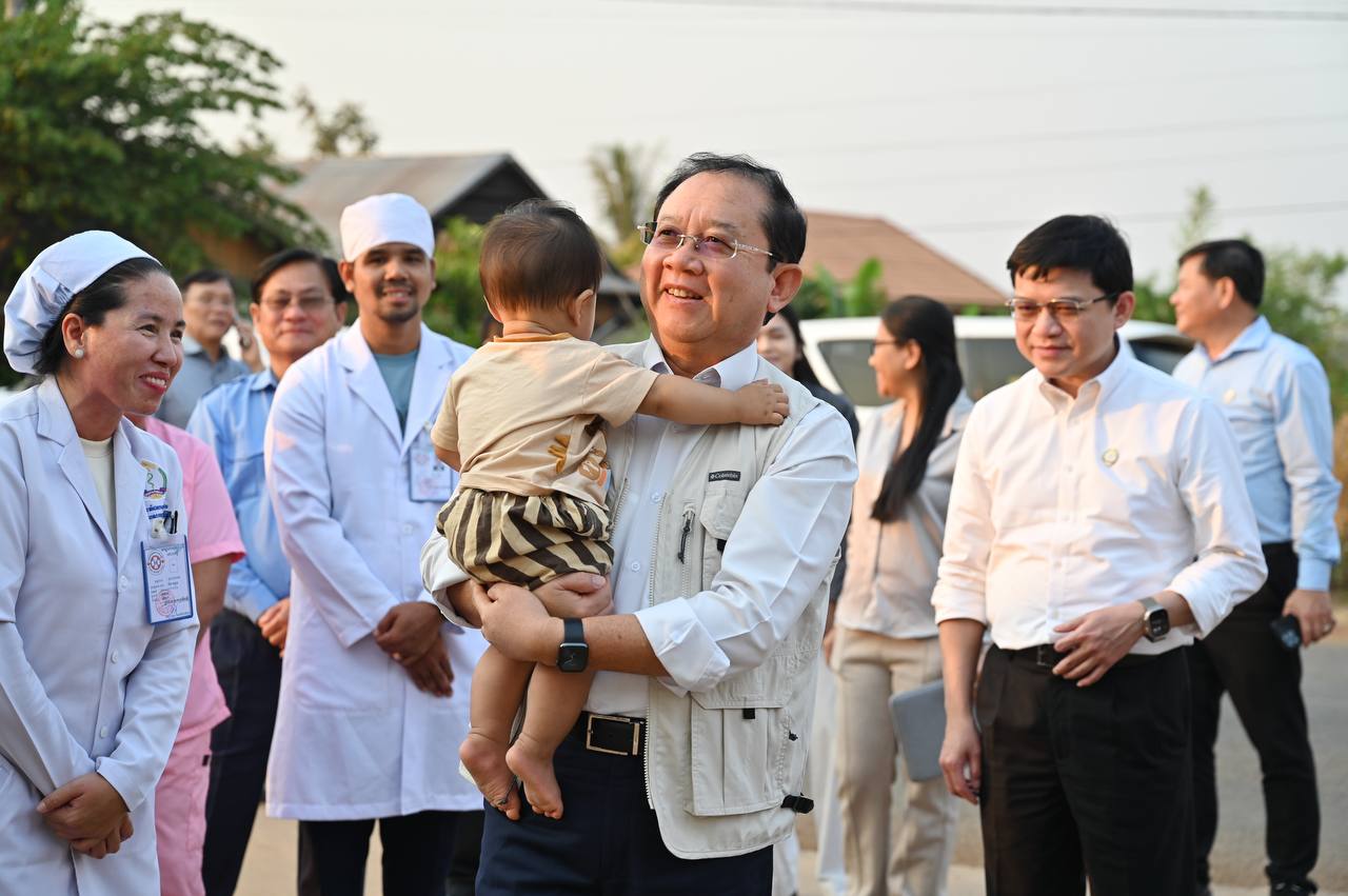 ឯកឧត្តមសាស្ត្រាចារ្យរដ្ឋមន្ត្រីក្រសួងសុខាភិបាល និងថ្នាក់ដឹកនាំក្រសួងសុខាភិបាល បានបន្តចុះពិនិត្យការបម្រើសេវាសុខាភិបាល នៅក្នុងមណ្ឌលសុខភាព កោះកេរ្តិ៍ ស្រុកគូលែន ខេត្តព្រះវិហារ