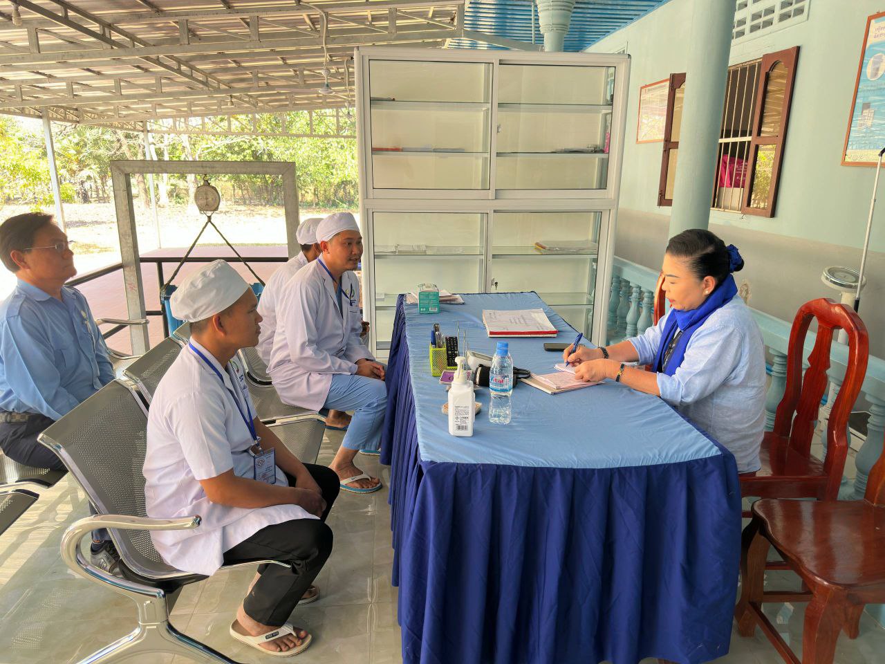 ការចុះពិនិត្យការបម្រើសេវាសុខាភិបាល និងសួរសុខទុក្ខក្រុមគ្រូពេទ្យ ដែលកំពុងប្រចាំការ នៅមណ្ឌលសុខភាព សែនជ័យ និងមណ្ឌលសុខភាពស្រអែម ក្នុងខេត្តព្រះវិហារ ដែលបានបើកដំណើរការឡើងវិញ