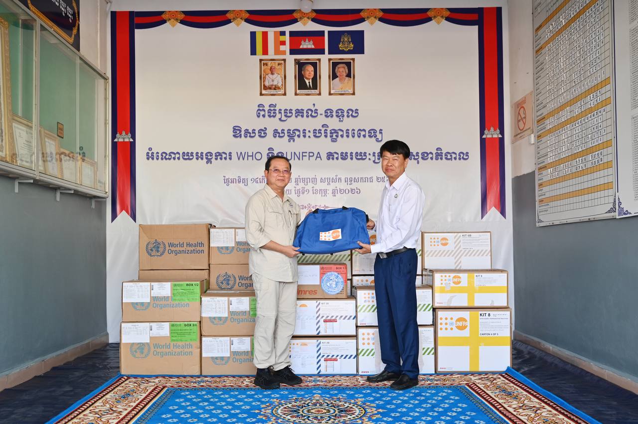 ឯកឧត្តមសាស្រ្តាចារ្យ ឈាង រ៉ា រដ្ឋមន្រ្តីក្រសួងសុខាភិបាល បាននាំយកកញ្ចប់សម្ភារបរិក្ខារពេទ្យ ដែលជាអំណោយរបស់អង្គការសុខភាពពិភពលោក (WHO)