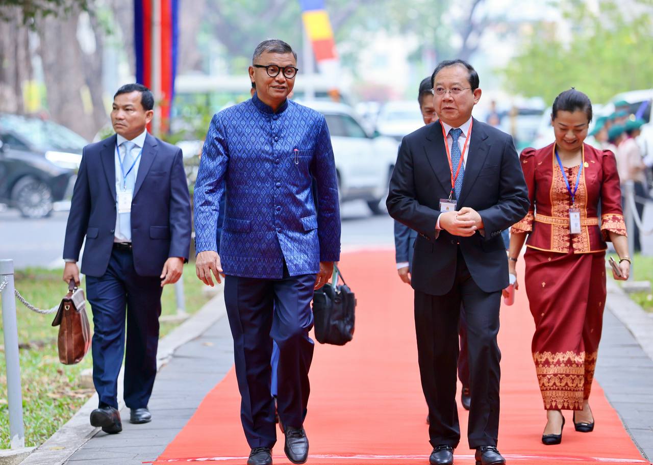 ឯកឧត្តមសាស្រ្តាចារ្យ ឈាង រ៉ា រដ្ឋមន្រ្តីក្រសួងសុខាភិបាល បានអញ្ជើញចូលរួមក្នុងពិធីបើកសន្និបាតបូកសរុបលទ្ធផលការងារអប់រំ យុវជន និងកីឡា ឆ្នាំសិក្សា ២០២៤-២០២៥ ក្រោមអធិបតីភាព ឯកឧត្តមបណ្ឌិតសភាចារ្យ ហង់ ជួន ណារ៉ុន ឧបនាយករដ្ឋមន្រ្តី រដ្ឋមន្រ្តីក្រសួងអប់រំ យុវជន និងកីឡា។