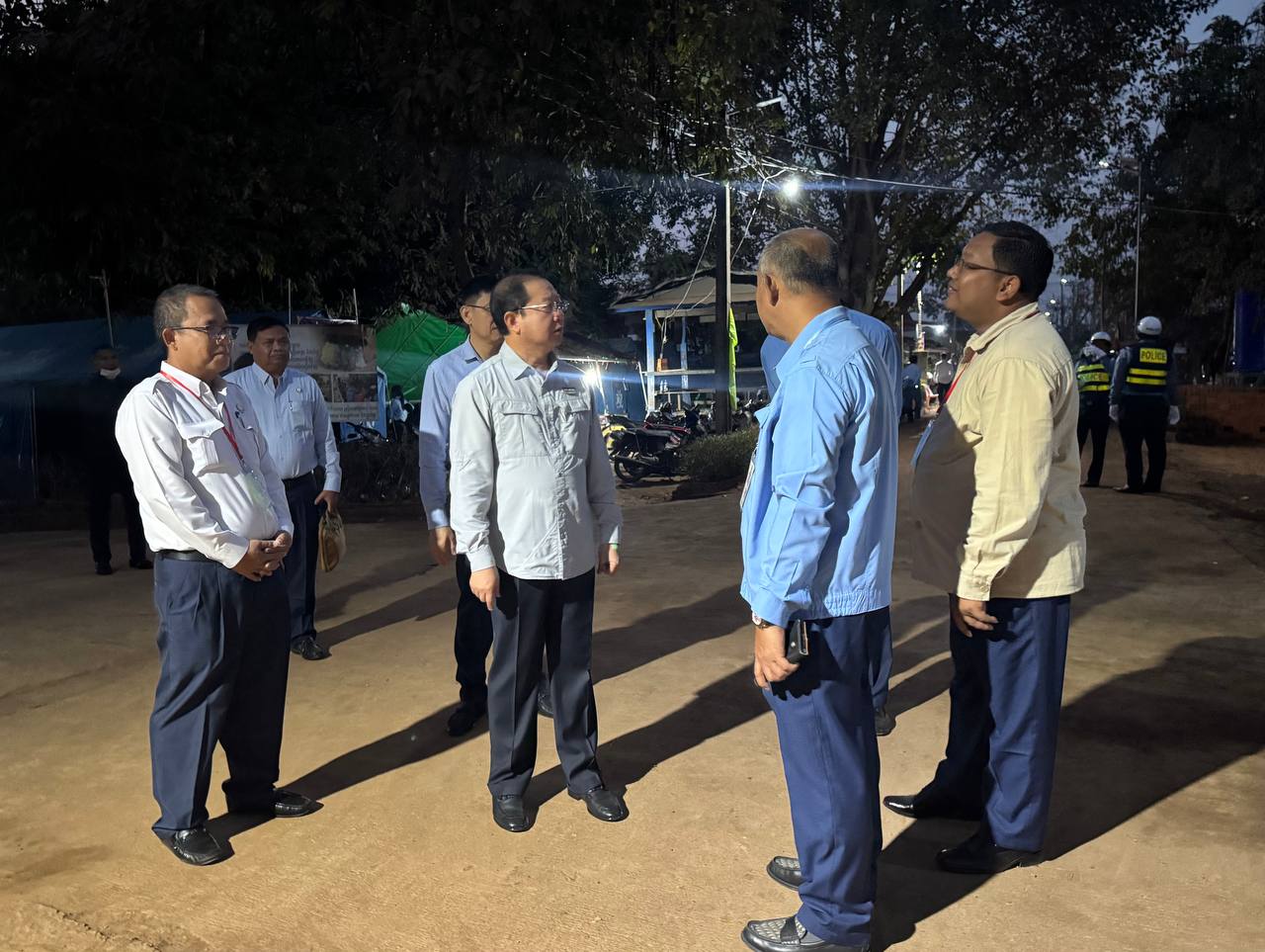 ឯកឧត្តមសាស្រ្តាចារ្យ ឈាង រ៉ា រដ្ឋមន្រ្តីក្រសួងសុខាភិបាល បានចុះសំណេះសំណាល និងសួរសុខទុក្ខមន្រ្តីរាជការ បុគ្គលិកសុខាភិបាល ក្រុមគ្រូពេទ្យដែលកំពុងបំពេញភារកិច្ចប្រចាំ និងពិនិត្យការបម្រើសេវាសុខាភិបាលជូនបងប្អូនប្រជាពលរដ្ឋភៀសសឹក នៅមណ្ឌលសុវត្ថិភាព នៅវត្តចាន់ស៊ីសាមគ្គីរតនារាម ក្នុងឱកាសអមដំណេីរ សម្តេចមហាបវរធិបតី ហ៊ុន ម៉ាណែត នាយករដ្ឋមន្រ្តីនៃព្រះរាជាណាចក្រកម្ពុជា ជួបសំណេះសំណាលសាកសួរសុខទុក្ខប្រជាពលរដ្ឋភៀសសឹក នៅខេត្តបន្ទាយមានជ័យ។