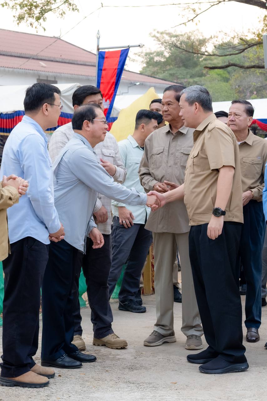 ឯកឧត្តមសាស្រ្តាចារ្យ ឈាង រ៉ា រដ្ឋមន្រ្តីក្រសួងសុខាភិបាល បានអញ្ជេីញចូលរួមអមដំណេីរ សម្តេចមហាបវរធិបតី ហ៊ុន ម៉ាណែត នាយករដ្ឋមន្រ្តីនៃព្រះរាជាណាចក្រកម្ពុជា ក្នុងពិធីសំណេះសំណាលសាកសួរសុខទុក្ខប្រជាពលរដ្ឋភៀសសឹក មកពីភូមិព្រៃចាន់ និងភូមិជោគជ័យ ដែលកំពុងស្នាក់នៅមណ្ឌលសុវត្ថិភាពក្នុងបរិវេណវត្តចាន់ស៊ីសាមគ្គីរតនារាម ស្ថិតនៅស្រុកអូរជ្រៅ ខេត្តបន្ទាយមានជ័យ។