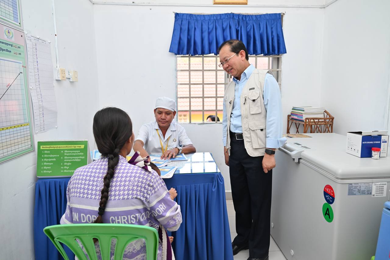 «ខ្ញុំសូមកោតសរសើរនូវភាពអង់អាច ស្មារតីតស៊ូរបស់ក្រុមគ្រូពេទ្យយើង នៅកៀកជិតជាមួយប្រជាពលរដុ្ឋ មើលថែសុខភាពគាត់ ទាំងវីរកងទ័ព នគរបាល និងប្រជាជនភៀសសឹក» ប្រសាសន៍របស់ ឯកឧត្តមសាស្រ្តាចារ្យ ឈាង រ៉ា រដ្ឋមន្រ្តីក្រសួងសុខាភិបាល ក្នុងឱកាសបន្តចុះពិនិត្យ និងសួរសុខទុក្ខ នៅមណ្ឌលសុខភាពបួរ ស្ថិតនៅស្រុកភ្នំព្រឹក ខេត្តបាត់ដំបង។