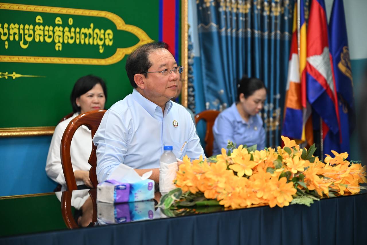 សារកោតសរសើរពីរដ្ឋមន្រ្តីសុខាភិបាល៖ «ខ្ញុំមកថ្ងៃនេះ ខ្ញុំឃើញបងប្អូនក្នុងសម្លៀកពាក់អាវស ជាលោកគ្រូ អ្នកគ្រូពេទ្យ ដែលនេះកាន់តែបង្ហាញជម្រៅនៃសេចក្តីក្លាហាន នោះគឺបងប្អូនមិនដោះអាវសជាគ្រូពេទ្យ ចាកចោលបងប្អូនប្រជាពលរដ្ឋនោះទេ ទោះបីជាត្រូវជម្លៀសដោយស្ថានភាពបែបណាក៏ដោយ ទៅទីណាក៏ដោយ។ បងប្អូន មានសេក្តីក្លាហាន និងការលះបង់ខ្ពស់ ហើយកាន់តែរឹងមាំ នឹងនជាស្មារតីក្នុងភារកិច្ចរបស់ខ្លួន បន្តតាមបម្រើសេវាសុខាភិបាលជូនប្រជាពលរដ្ឋ និងវីរៈយុទ្ធជនយើងគ្រប់កាលៈទេសៈ និងគ្រប់ទីកន្លែង។»