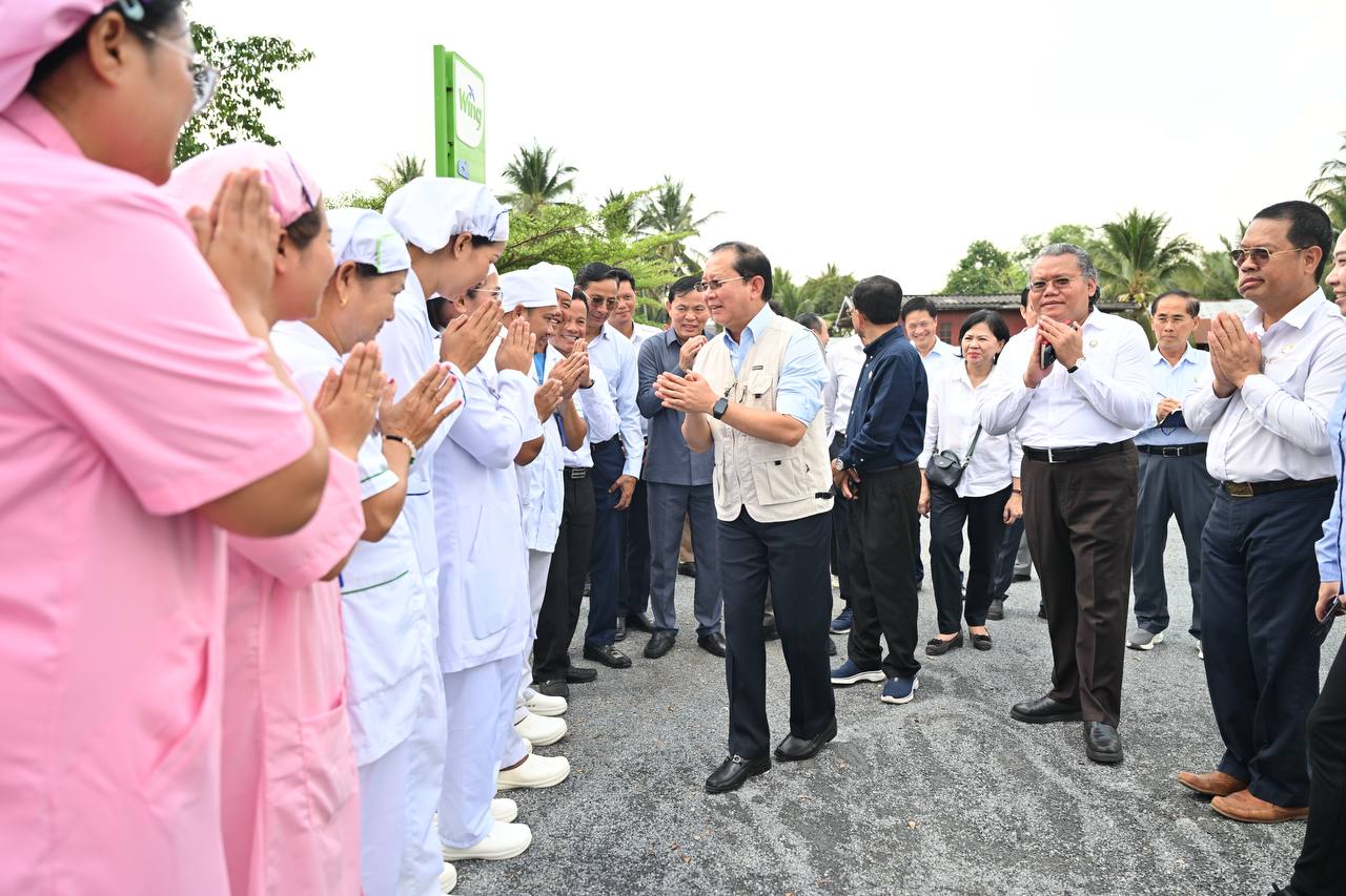 ឯកឧត្តមសាស្រ្តាចារ្យរដ្ឋមន្រ្តី បន្តចុះសំណេះសំណាល និងសួរសុខទុក្ខ ដល់មន្រ្តីសុខាភិបាល នៅមណ្ឌលសុខភាពសិរីមានជ័យ ជាប់ព្រំដែនកម្ពុជា ថៃ