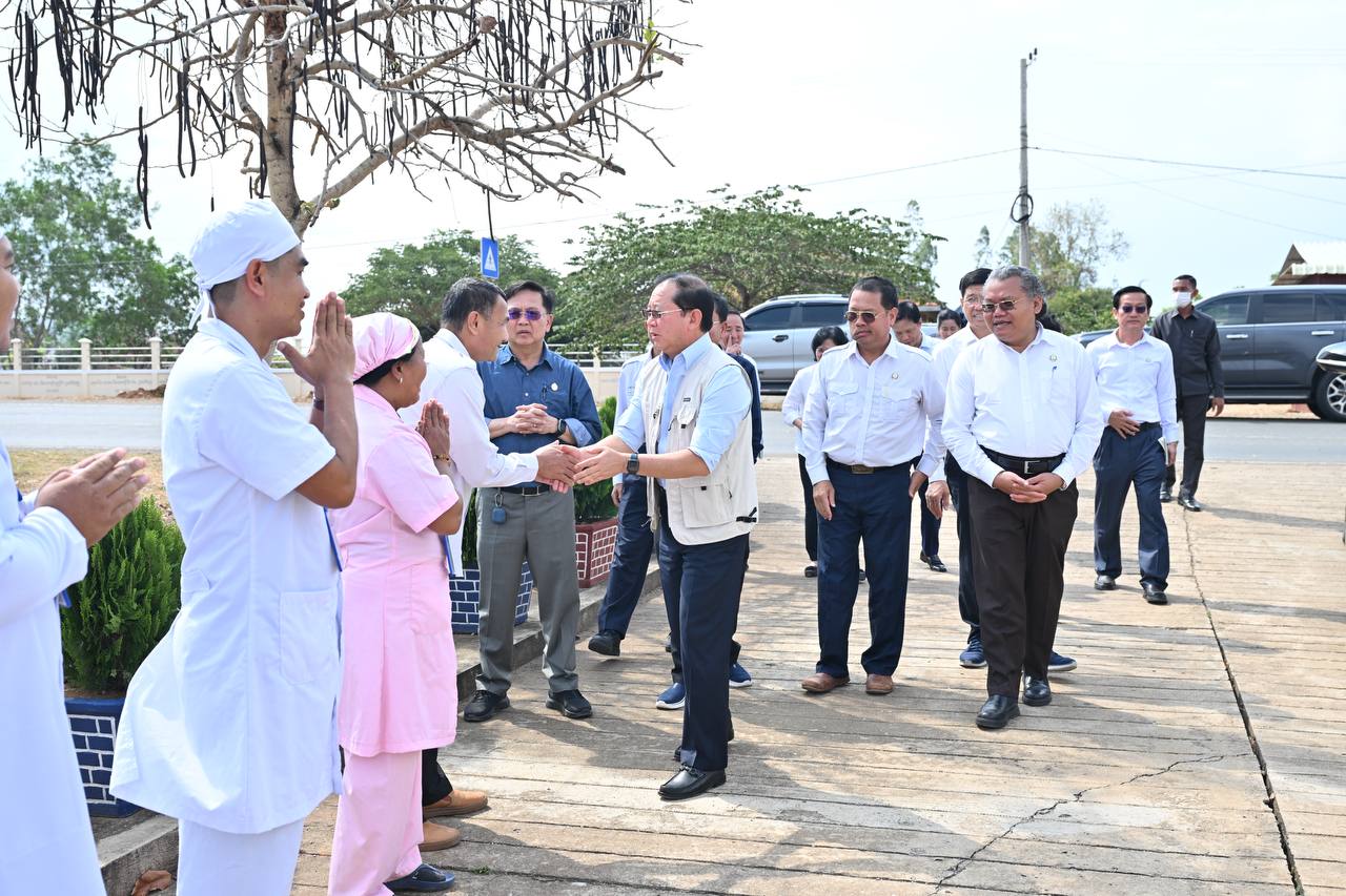 ក្នុងឱកាសធ្វើដំណើរបន្តឆ្ពោះទៅកាន់ខេត្តពោធិ៍សាត់ ឯកឧត្តមសាស្រ្តាចារ្យរដ្ឋមន្រ្តីសុខាភិបាល បានឆ្លៀតចុះពិនិត្យការបម្រើសេវាសុខាភិបាល នៅមណ្ឌលសុខភាពផ្លូវមាស ខេត្តបាត់ដំបង នារសៀលថ្ងៃសុក្រ ទី២៧ ខែកុម្ភៈ ២០២៦។