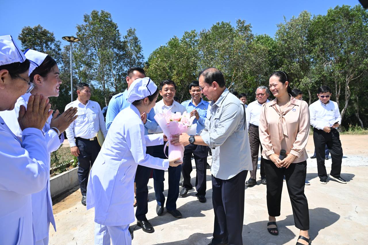 រដ្ឋមន្រ្តីសុខាភិបាល៖ «សហគមន៍ទុកចិត្ត ពីព្រោះបងប្អូនបុគ្គលិកសុខាភិបាល មិនដែលបោះបង់ប្រជាពលរដ្ឋឡើយ  ដែលទំនុកចិត្តនោះមានតម្លៃមិនអាចកាត់ថ្លៃបាន និងមិនត្រូវបានបង្កើតឡើងតែតាមពាក្យសម្ដីប៉ុណ្ណោះទេ ប៉ុន្តែតាមរយៈសកម្មភាព ដូចបានបង្ហាញពីការខិតខំក្នុងគ្រាលំបាកកន្លងមកហេីយ។»
