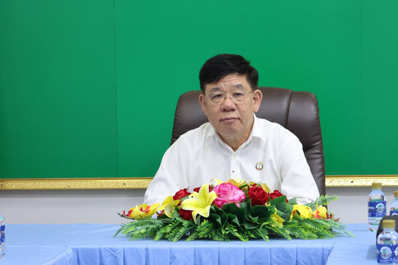 ការចុះពិនិត្យវឌ្ឍនភាព និងដឹកនាំកិច្ចប្រជុំ ដើម្បីពង្រឹងគុណភាព ការបម្រើសេវាសុខាភិបាល នៅមន្ទីរពេទ្យបង្អែកខេត្តកំពង់ស្ពឺ