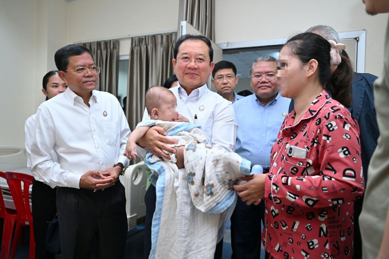 ឯកឧត្តមសាស្រ្តាចារ្យ ឈាង រ៉ា រដ្ឋមន្រ្តីក្រសួងសុខាភិបាល បានអញ្ជើញចុះសួរសុខទុក្ខអ្នកជំងឺ និងលើកទឹកចិត្តក្រុមគ្រូពេទ្យស្ម័គ្រចិត្ត អង្គការស្នាមញញឹមកម្ពុជា (Smile Cambodia) និងអង្គការ Future Smile China ដែលកំពុងបំពេញបេសកកម្មវះកាត់ នៅមន្ទីរពេទ្យបង្អែកខេត្តសៀមរាប