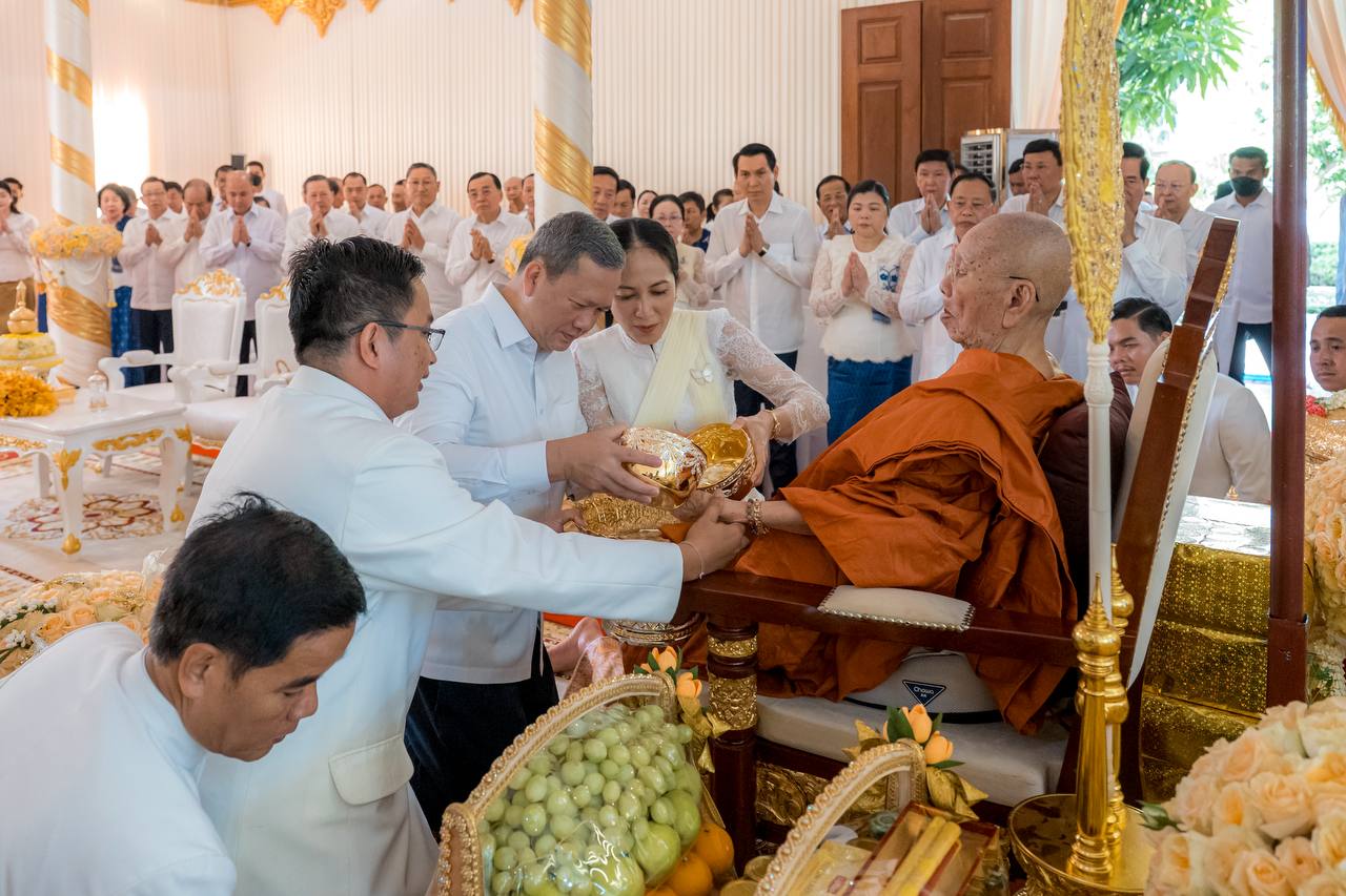 ឯកឧត្តមសាស្រ្តាចារ្យ ឈាង រ៉ា រដ្ឋមន្រ្តីក្រសួងសុខាភិបាល បានអញ្ជើញចូលរួមក្នុងព្រះរាជកម្មវិធីបុណ្យចម្រើនព្រះជន្មវស្សាថ្វាយ សម្តេចព្រះអគ្គមហាសង្ឃរាជាធិបតី កិត្តិឧទ្ទេសបណ្ឌិត នន្ទ ង៉ែត សម្តេចព្រះមហាសង្ឃរាជ នៃព្រះរាជាណាចក្រកម្ពុជា ក្នុងព្រះជន្មគម្រប់ ១០២ ព្រះវស្សា នៅមហាកុដិ វត្តបទុមវតីរាជវរារាម ក្រោមអធិបតីភាពដ៏ខ្ពង់ខ្ពស់ សម្តេចមហាបវរធិបតី ហ៊ុន ម៉ាណែត នាយករដ្ឋមន្រ្តី នៃព្រះរាជាណាចក្រកម្ពុជា និងលោកជំទាវបណ្ឌិត ពេជ ចន្ទមុន្នី ហ៊ុន ម៉ាណែត។