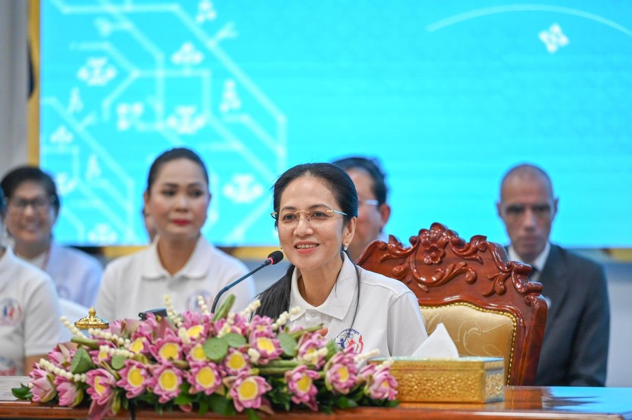ឯកឧត្តមសាស្រ្តាចារ្យ ឈាង រ៉ា រដ្ឋមន្រ្តីក្រសួងសុខាភិបាល និងលោកជំទាវ បានអញ្ជើញចូលរួមក្នុងពិធីសំណេះសំណាលជាមួយ គណៈប្រតិភូមូលនិធិគន្ធបុប្ផាស្វីស គណៈគ្រប់គ្រង លោកគ្រូពេទ្យ-អ្នកគ្រូពេទ្យ