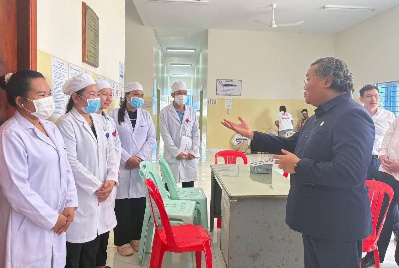 ពិធីចុះសំណេះសំណាល សួរសុខទុក្ខបុគ្គលិកសុខាភិបាល អ្នកស្មគ្រ័ចិត្តភូមិ ប្រធានឃុំ និងសមាជិក រួមទាំងបងប្អូនប្រជាពលរដ្ឋ អ្នកជំងឺ និងប្រគល់សម្ភារៈទន្តសាស្ត្របម្រើសេវា នៅមន្ទីរពេទ្យបង្អែកស្ទោង និងមណ្ឌលសុខភាពតាំងក្រសាំង ខេត្តកំពង់ធំ