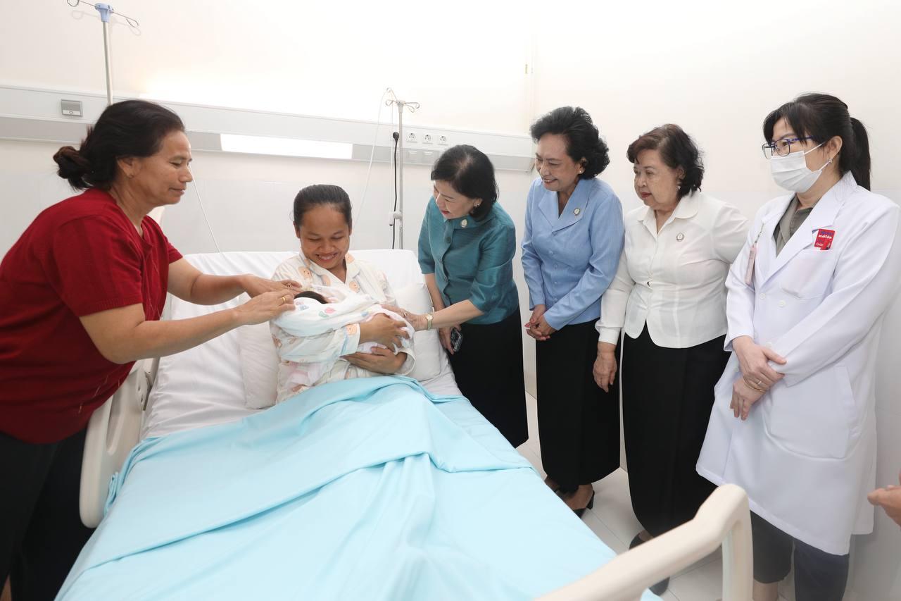 លោកជំទាវសាស្រ្តាចារ្យ អុឹម សិទ្ធិការ្យ រដ្ឋលេខាធិការក្រសួងសុខាភិបាល តំណាងឱ្យក្រសួងសុខាភិបាល បានអញ្ជើញសួរសុខទុក្ខ និងសំណេះសំណាល លោកស្រីប្រធានមណ្ឌលសុខភាពមិត្តភាពកម្ពុជា កូរ៉េឈើទាល ខេត្តស្វាយរៀង ក្នុងឱកាសសម្រាលសម្រាកនៅមន្ទីរពេទ្យកាល់ម៉ែត។