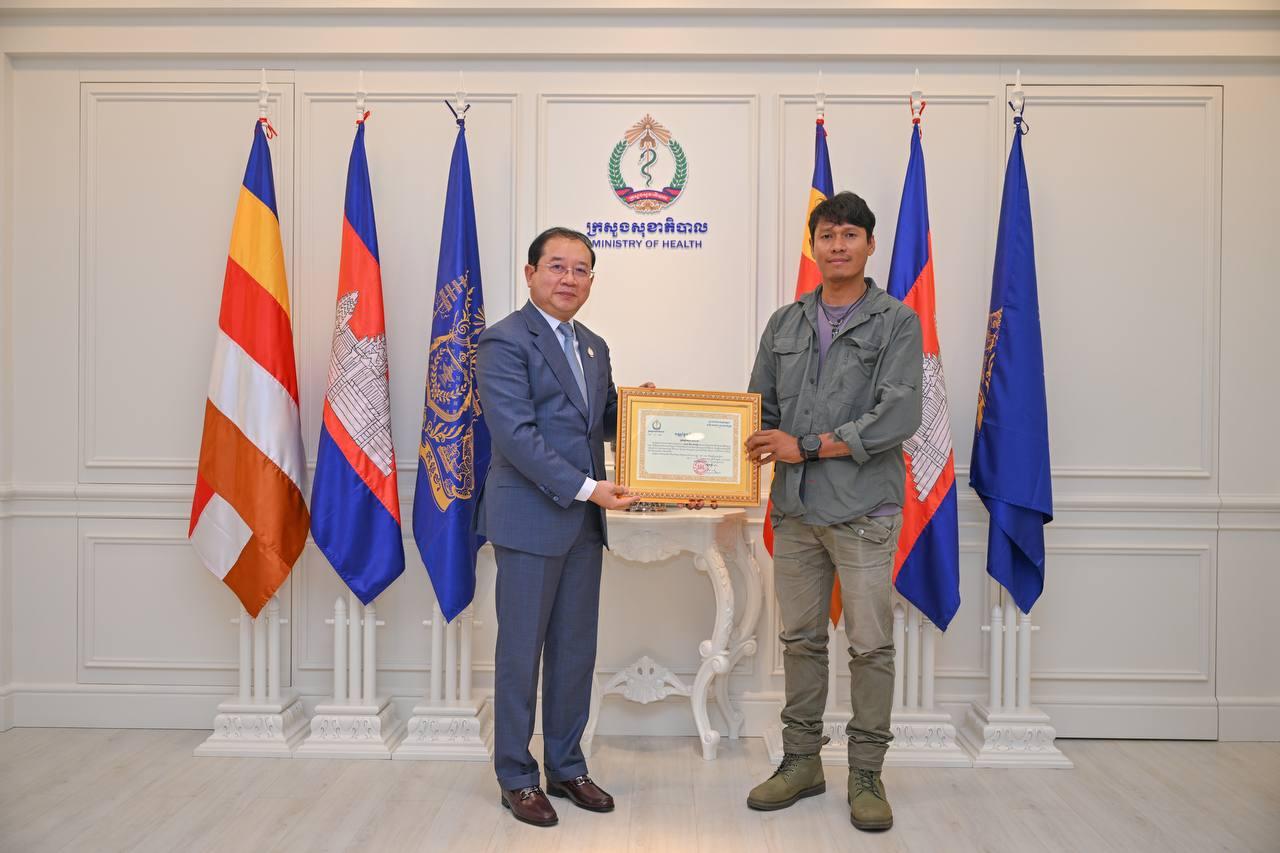 រដ្ឋមន្រ្តីសុខាភិបាល៖ «ជាទូទៅមនុស្សតែងធ្វើដំណើរដើម្បីមើលពិភពលោក ប៉ុន្តែប្អូនប្រុស ទីវ តារារិទ្ធ បានធ្វើដំណើរជុំវិញពិភពលោក ដើម្បីពិភពលោកមើលឃើញទឹកចិត្តរបស់យុវជនកម្ពុជា។ ទោចក្រយានរបស់ប្អូនបានវិលកង់ប្រមាណចម្ងាយជិត ៦០,០០០ គីឡូម៉ែត្រ អ្វីដែលធ្វើឱ្យបេះដូងមនុស្សរាប់លាននាក់រំភើប គឺក្តីស្រឡាញ់ ការលះបង់ និងមនុស្សធម៌ដែលប្អូនបាននាំយកទៅគ្រប់ទីកន្លែង។ នេះគឺជាជ័យជម្នះ និងមោទនភាពនៃទឹកចិត្តប្តូរផ្តាច់ ក្នុងការចូលរួមជួយសង្រ្គោះសុខភាពកុមារដែលជាទំពាំងស្នងឫស្សីរបស់កម្ពុជា។»