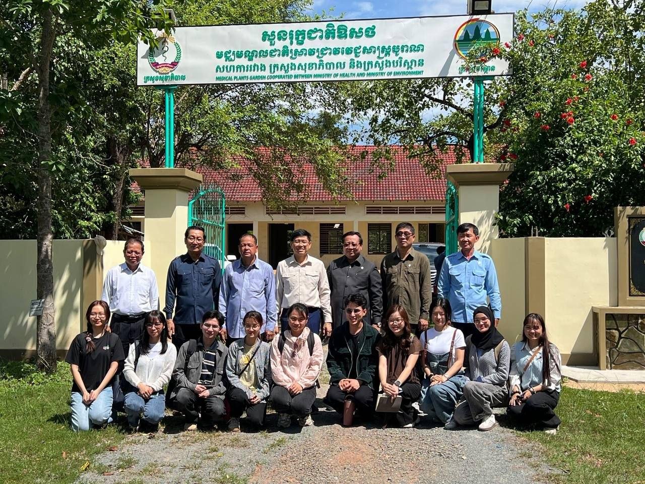 ការចុះពិនិត្យវឌ្ឍនភាពនៃការជួសជុលកែលម្អហេដ្ឋារចនាសម្ព័ន្ធនៅទីតាំងសួនរុក្ខជាតិឱសថបុរាណគិរីរម្យ។