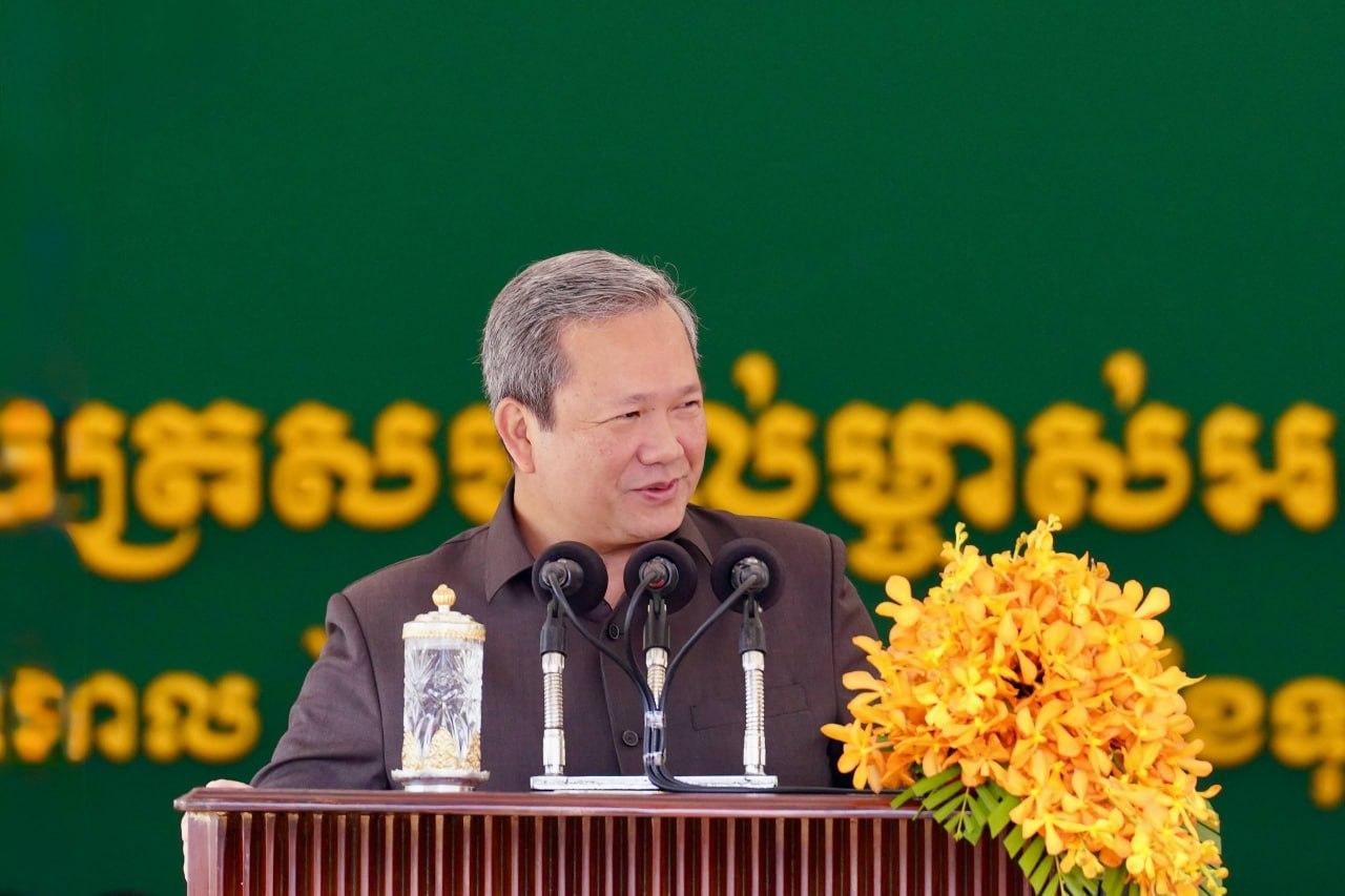 ពិធីប្រគល់វិញ្ញាបណ្ណបត្រសម្គាល់ម្ចាស់អចលនវត្ថុ ជូនប្រជាពលរដ្ឋ ៣ឃុំ ក្នុងស្រុកខ្សាច់កណ្ដាល ខេត្តកណ្ដាល។