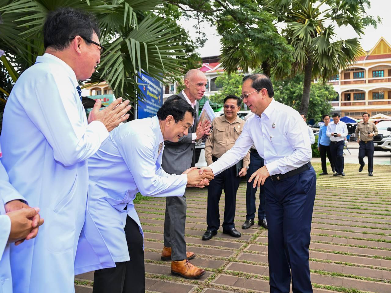 រដ្ឋមន្រ្តីសុខាភិបាល៖ «កោតសរសេីរដល់ក្រុមគ្រូពេទ្យមន្ទីរពេទ្យជ័យវរ្ម័នទី៧​ សៀមរាប ដែលបានជួយសង្រ្គោះកុមារនៅកម្ពុជា ប្រកបដោយក្តីករុណា គុណភាព និងក្តីសង្ឃឹម»
