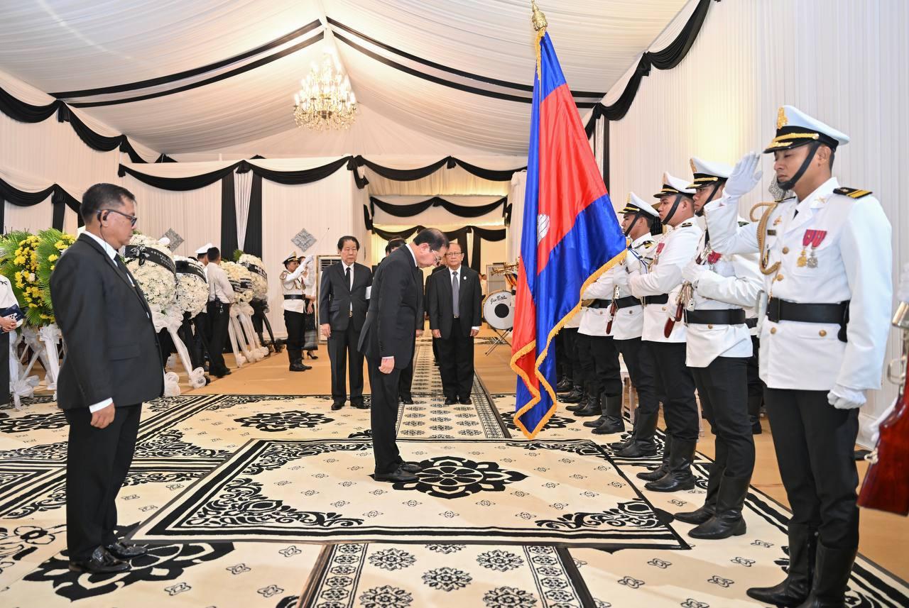 ឯកឧត្តមសាស្រ្តាចារ្យ ឈាង រ៉ា រដ្ឋមន្រ្តីក្រសួងសុខាភិបាល បានដឹកនាំប្រតិភូក្រសួងសុខាភិបាល អញ្ជើញដាក់កម្រងផ្កាគោរពវិញ្ញាណក្ខន្ធសព ឯកឧត្តមបណ្ឌិតសភាចារ្យ ច័ន្ទ សារុន តំណាងរាស្រ្ដមណ្ឌលខេត្ដតាកែវ បានទទួលមរណភាព នៅថ្ងៃចន្ទ ៣រោច ខែស្រាពណ៍ ឆ្នាំមមី អដ្ឋស័ក ព.ស.២៥៧០ ត្រូវនឹងថ្ងៃទី៣១ ខែសីហា ឆ្នាំ២០២៦ វេលាម៉ោង ០០:២៩ នាទី ក្នុងជន្មាយុ ៨១ឆ្នាំ ដោយជរាពាធ។