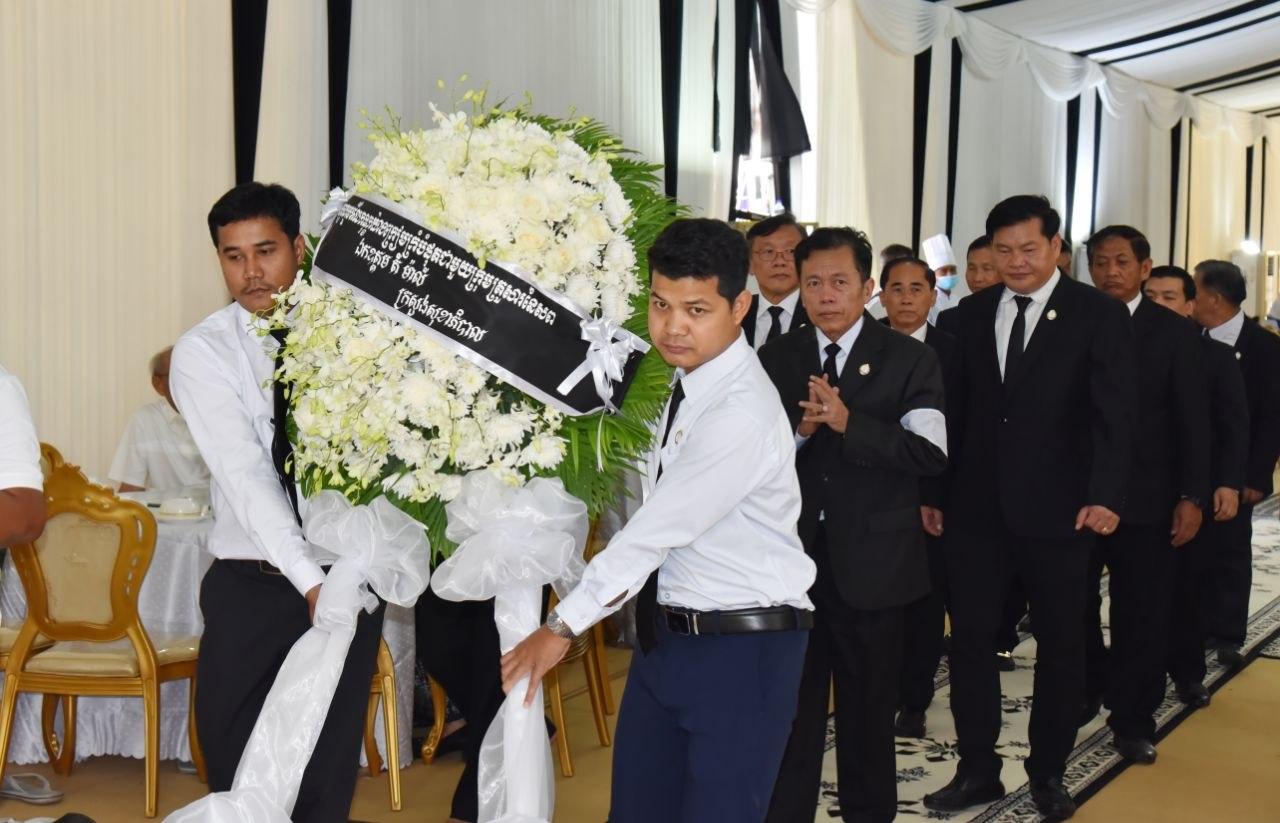 គណៈប្រតិភូក្រសួងសុខាភិបាល អញ្ជើញគោរពវិញ្ញាណក្ខន្ធសព ឯកឧត្តម តី ម៉ាលី អនុរដ្ឋលេខាធិការក្រសួងព័ត៌មាន។
