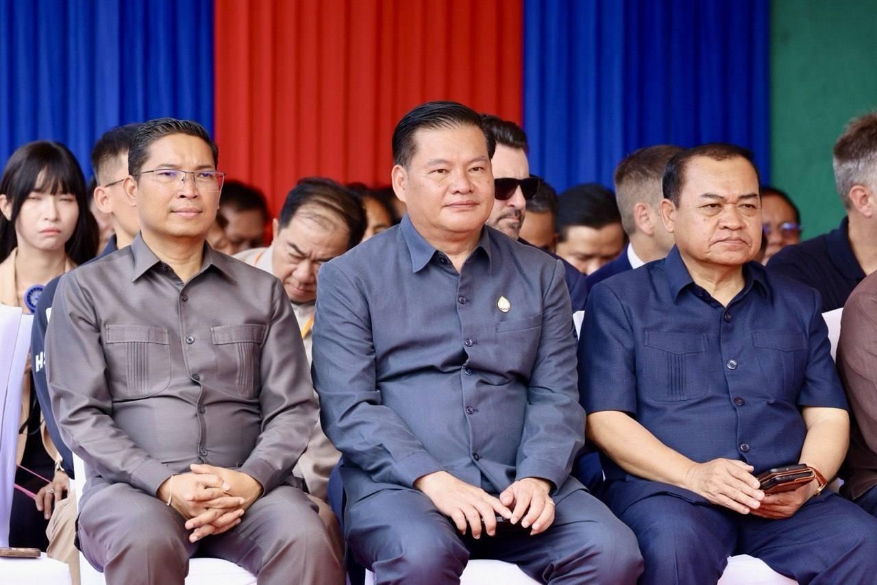 ពិធីដុតបំផ្លាញបារីក្លែងម៉ាក និងសម្ភារពាក់ព័ន្ធ ដែលសមត្ថកិច្ចបានបង្ក្រាបនៅក្នុងភូមិសាស្ត្រខេត្តតាកែវ។