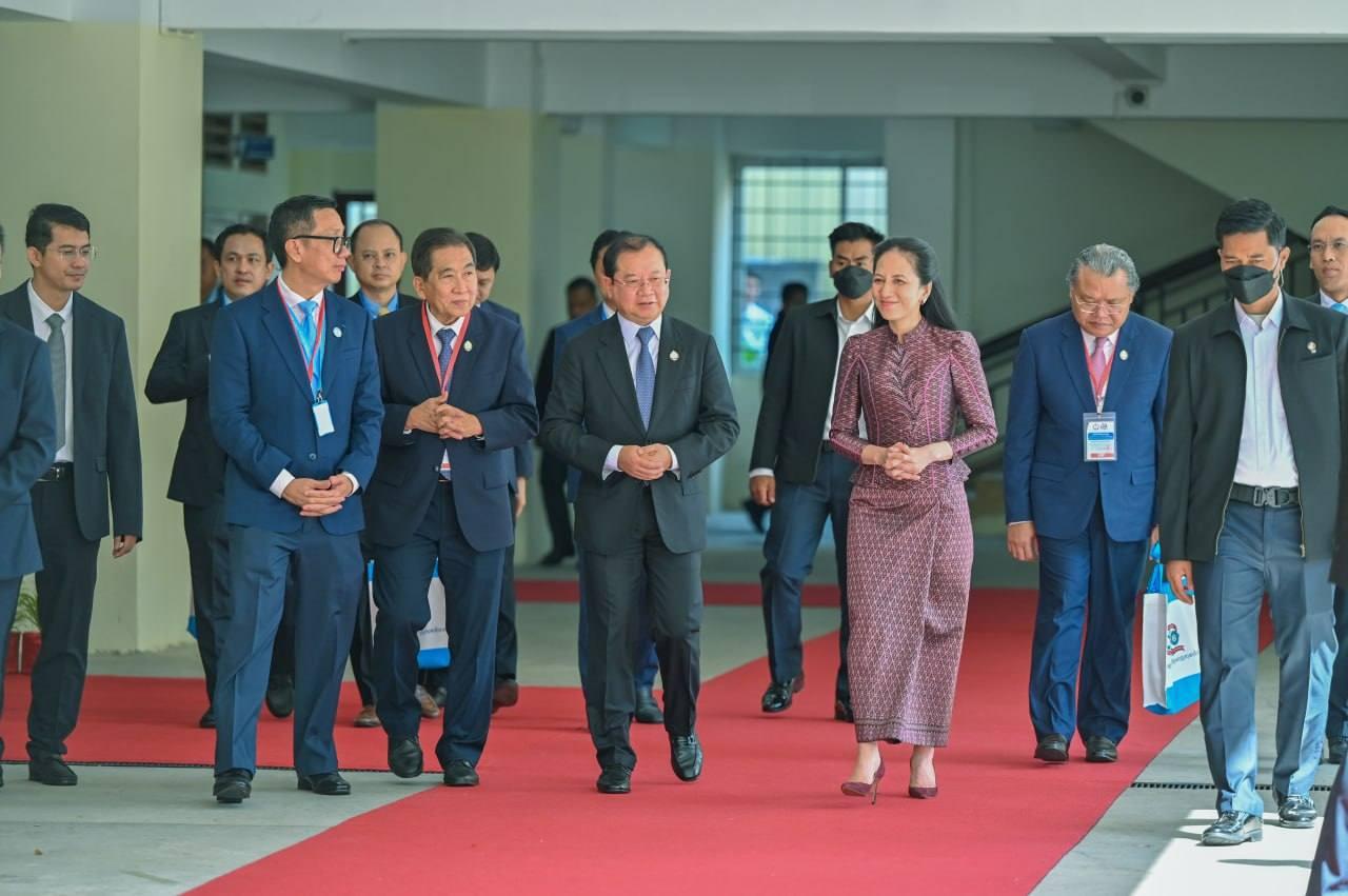 ឯកឧត្តមសាស្រ្តាចារ្យ ឈាង រ៉ា រដ្ឋមន្រ្តីក្រសួងសុខាភិបាល បានអញ្ជើញចូលរួមពិធីបើកសន្និសីទវិទ្យាសាស្រ្តរបស់សាកលវិទ្យាល័យវិទ្យាសាស្រ្តសុខាភិបាល អបអរសាទរខួប៨០ឆ្នាំ នៃការបង្កើតសាកលវិទ្យាល័យវិទ្យាសាស្រ្តសុខាភិបាល។