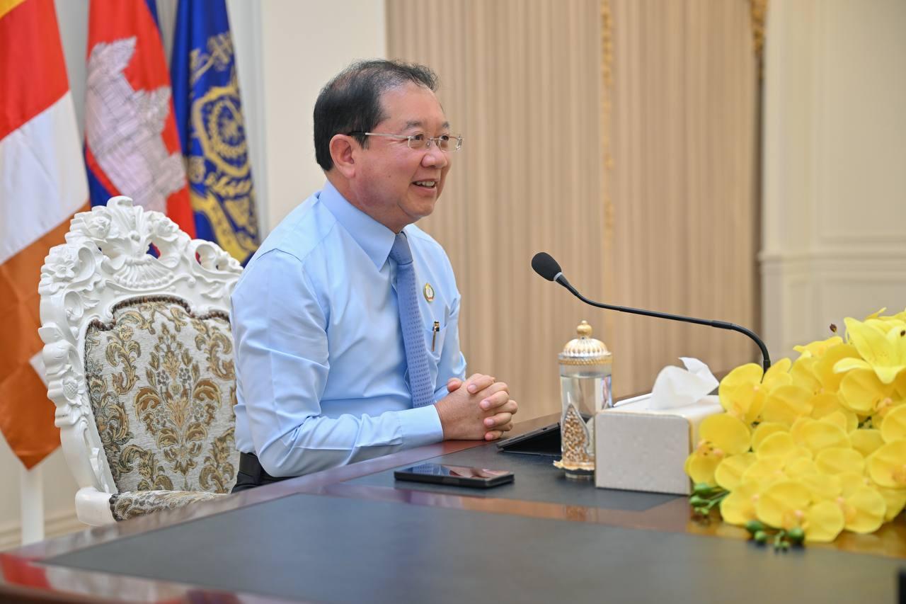 ឯកឧត្តមសាស្ត្រាចារ្យ ឈាង រ៉ា រដ្ឋមន្រ្តីក្រសួងសុខាភិបាល បានអញ្ជើញដឹកនាំកិច្ចប្រជុំជាមួយថ្នាក់ដឹកនាំ និងក្រុមគ្រូពេទ្យឯកទេសនៃមន្ទីរពេទ្យកាល់ម៉ែត ដើម្បីពិនិត្យវឌ្ឍនភាព និងដំណើរការបច្ចេកទេស នៃការអនុវត្តគម្រោងវះកាត់ផ្សាំសរីរាង្គ (ជាពិសេសការផ្សាំតម្រងនោម)។